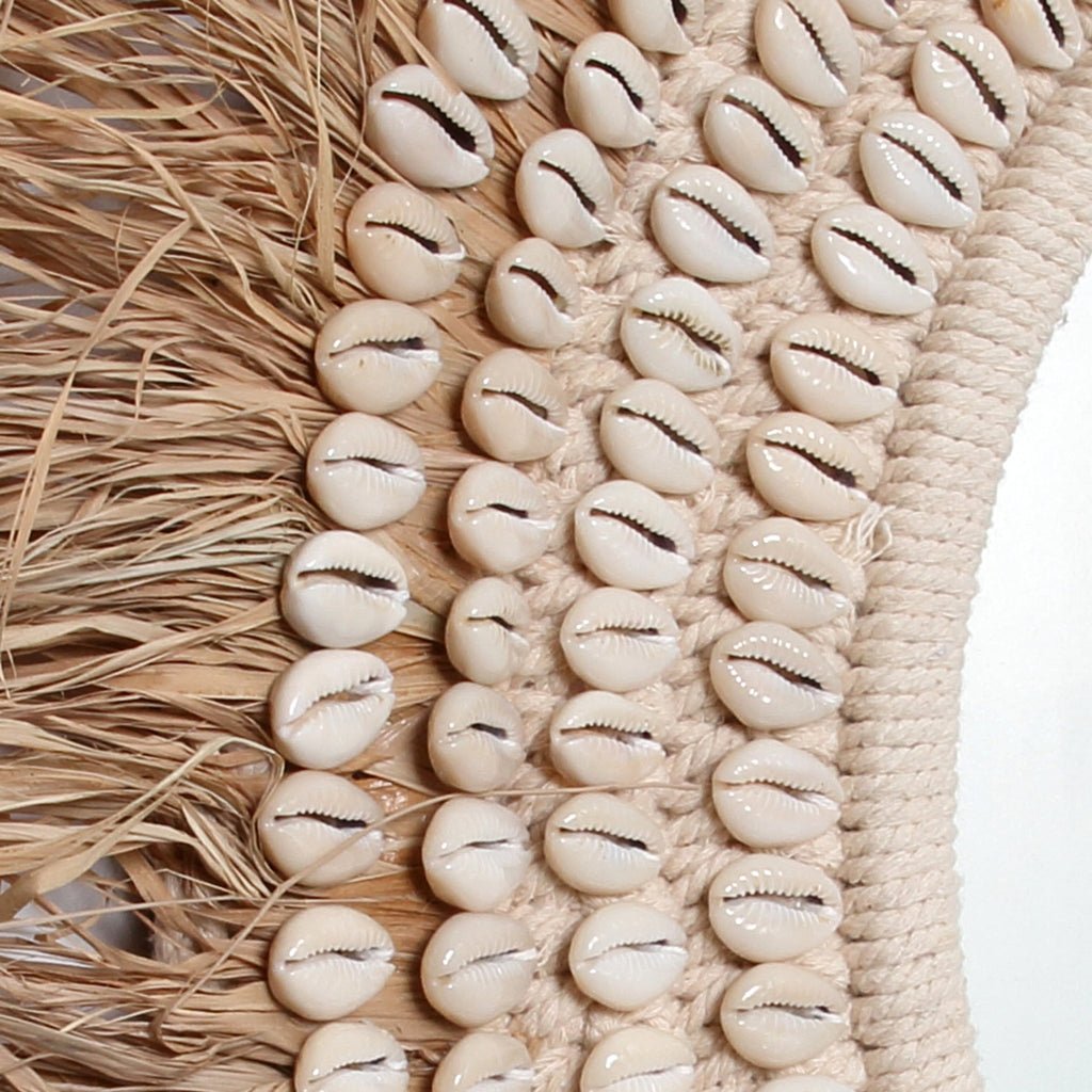 De Raffia Cowrie Spiegel - Naturel Wit - WeAreTables