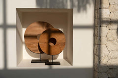 De Teak Disc op Stand - M - WeAreTables